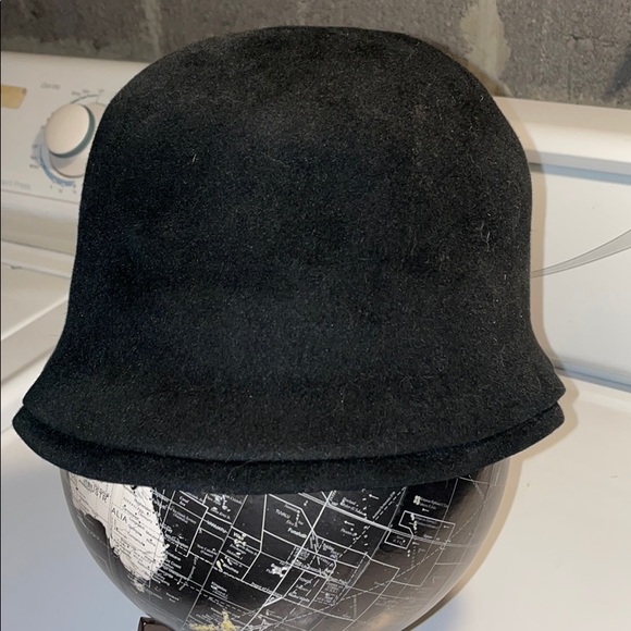 Iconic Vintage Chanel Black Felt Cloche Hat - Picture 5 of 17